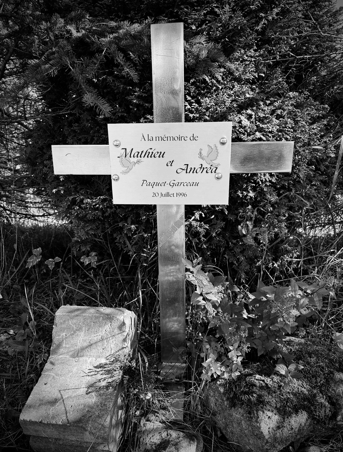 Croix commémorative dédiée à Mathieu et Andréa Paquet-Garceau